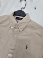 قميص Polo Ralph Lauren أوكسفورد بيج — تفاصيل الياقة والشعار المطرز