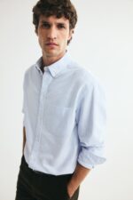 قميص ZARA أوكسفورد سماوي مخطط — منظر أمامي على موديل