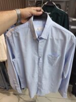 قميص ZARA أوكسفورد سماوي مخطط — صورة أمامية في المتجر
