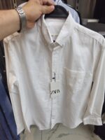 قميص ZARA أوكسفورد أبيض — صورة أمامية في المتجر